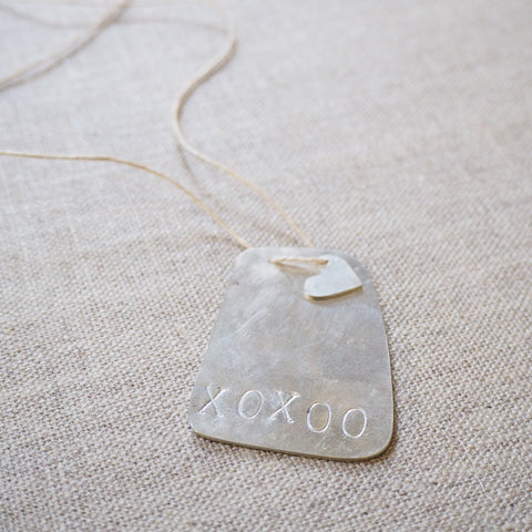 LOVETAGS - XOXOO with heart PENDANT MMLT02 on natural linen